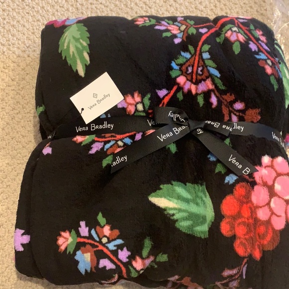 New with tags. Vera Bradley fleece throw - Picture 1 of 2